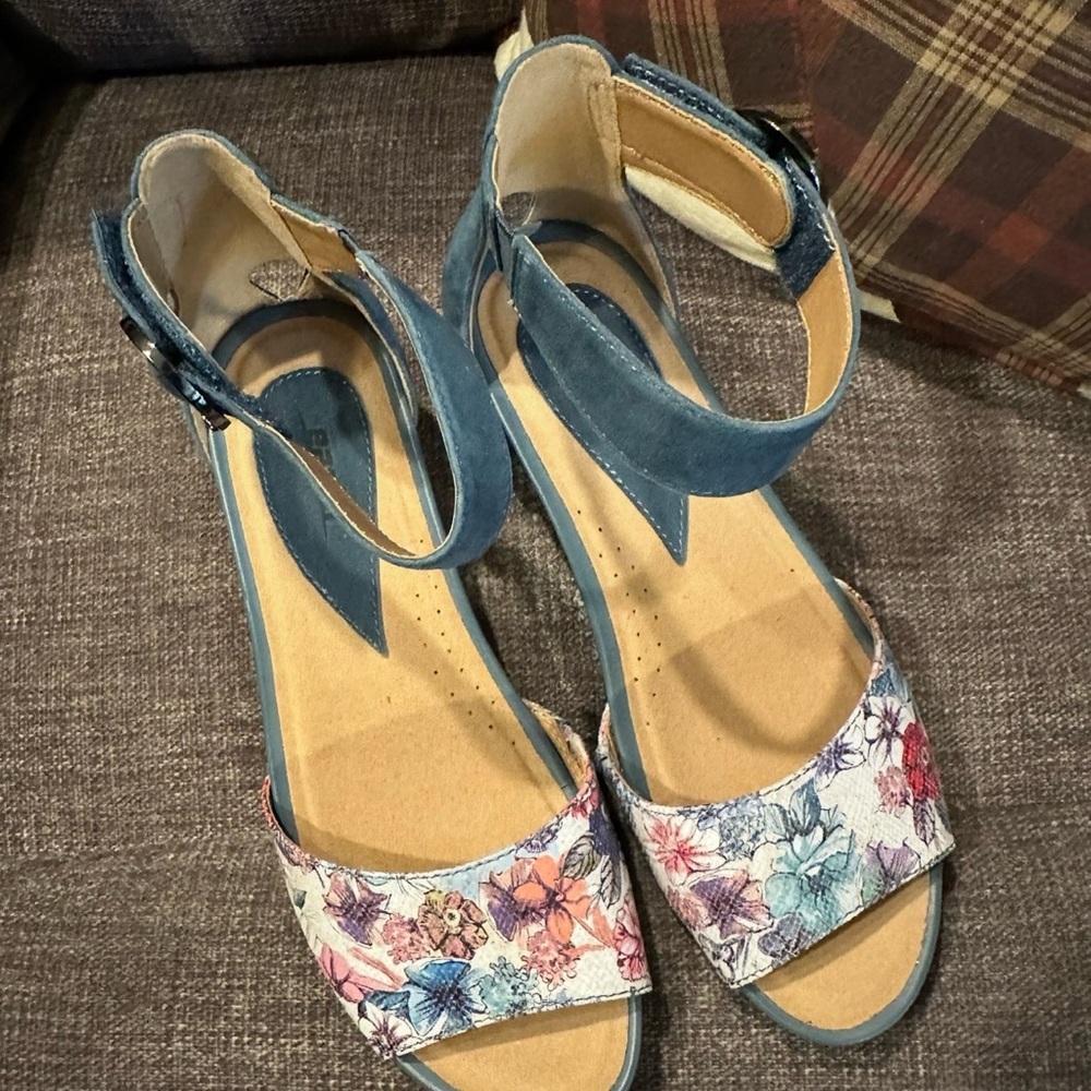 Earth Women's Teal Floral Ankle-Strap Sandals size 8